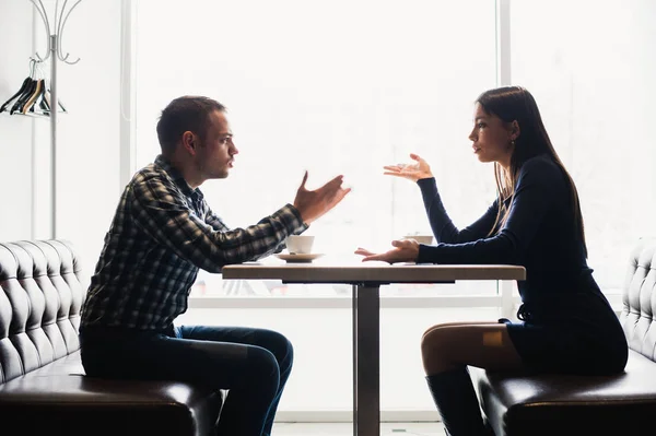 Hombre y mujer en discusiones en el restaurante — Foto de Stock