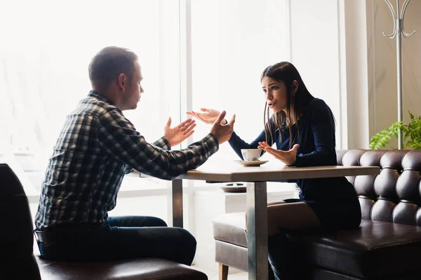 Scène in café - paar conflict ruzie tijdens de lunch. — Stockfoto