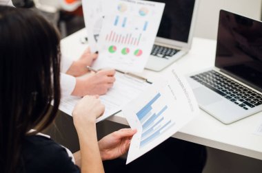 İş takım gelir grafikler modern dizüstü bilgisayarlar ile analiz. Analiz ve strateji kavramı kapatın.