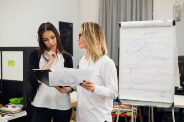 İki güzel genç Yöneticiler bazı belgeleri okuma