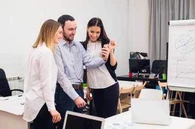 Grup kendi kendine portre çekici ve komik küçük ofis boyuyla jestlerle yapma dört farklı neşeli co-işçi