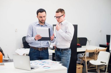 iki beyaz şirket yöneticileri de rahat kıyafet ofisinde bir iş tartışma.