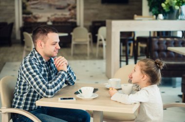 Baba ve kızı birlikte alışveriş merkezinde yemek