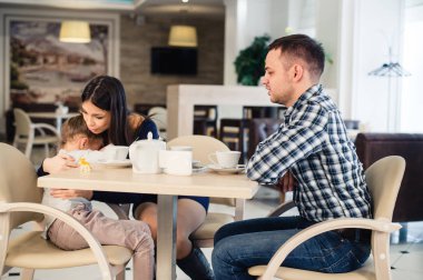 Anne restoran ve kızgın baba ağlayan kızı teselli verir