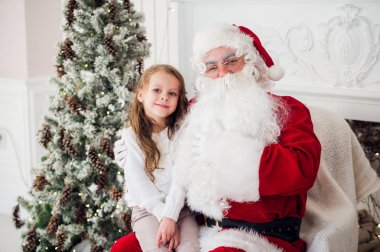 küçük kız eski bir Noel Baba ile konuşmak