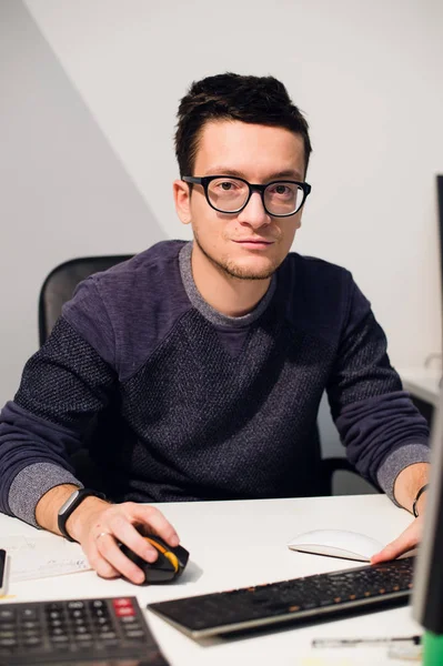 Портрет усміхненого випадкового бізнесмена, який працює з комп'ютером в офісі — стокове фото
