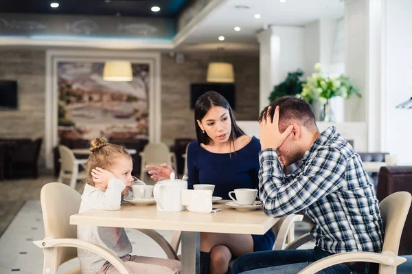 La bambina non vuole sentire litigare con i genitori — Foto Stock