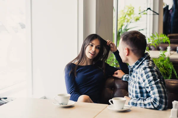 Casal feliz conversando no café, bebendo chá — Fotografia de Stock