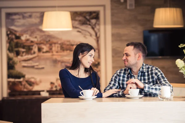 커피숍에서 이야기하는 젊은 부부 — 스톡 사진