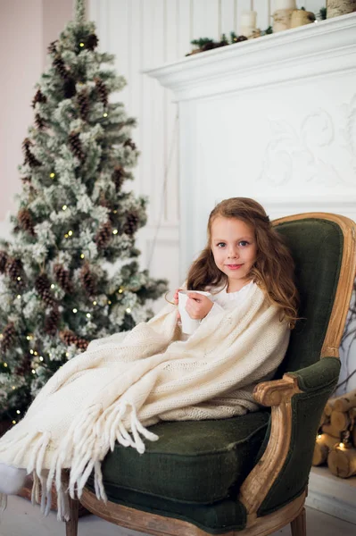 朝自宅でクリスマス ツリーに近い牛乳を飲む少女 — ストック写真