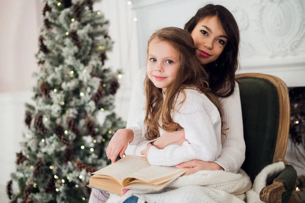 Fille et sa mère lecture livre à Noël — Photo