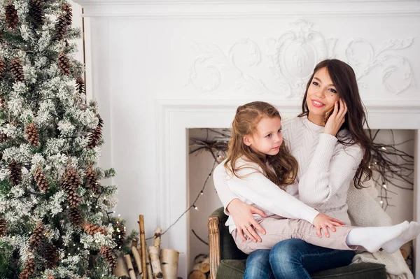 Mère et enfant utilisant le téléphone intelligent pour communiquer avec papa le soir de Noël — Photo