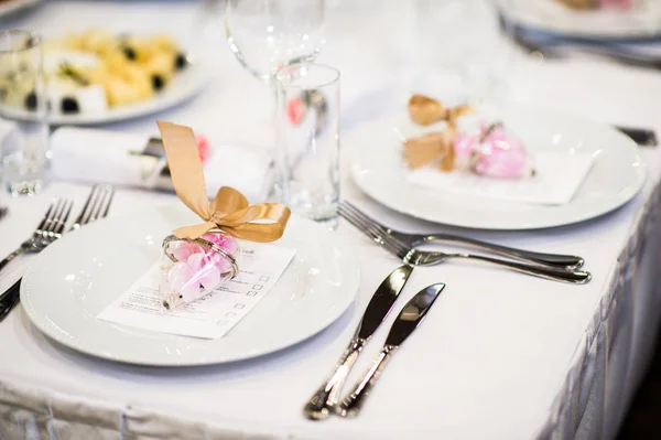 Belo restaurante na mesa para a celebração do casamento — Fotografia de Stock