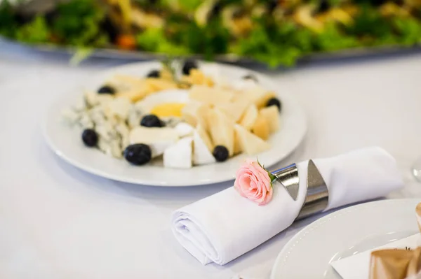 Cena de bodas. Tenedor decorado con Rosas —  Fotos de Stock