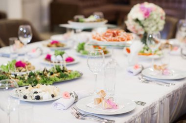 Düğün yemeği. Gül ile dekore edilmiş çatal