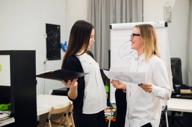 İki güzel genç Yöneticiler bazı belgeleri okuma