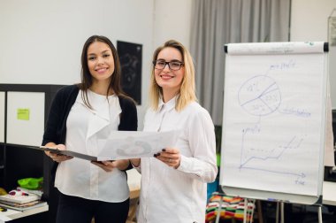 İki güzel genç Yöneticiler bazı belgeleri okuma