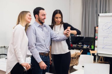 Grup kendi kendine portre çekici ve komik küçük ofis boyuyla jestlerle yapma dört farklı neşeli co-işçi