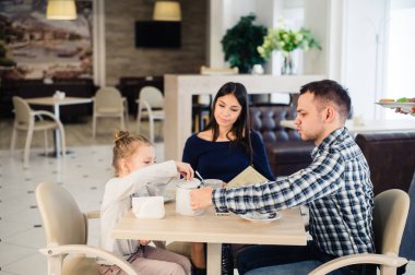 Aile Enjoying çay içinde Cafe birlikte
