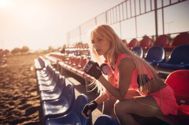 Güzel atlet kadının spor sahilde egzersiz yapması