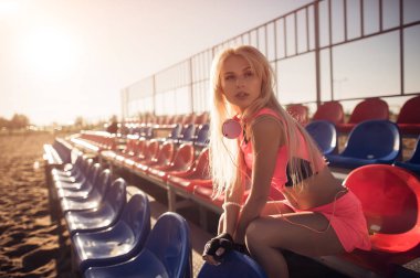 Sonra yoğun Voleybol oyunu, yaz arka plan dinlenme Sahilde oturmuş çekici kadın runner