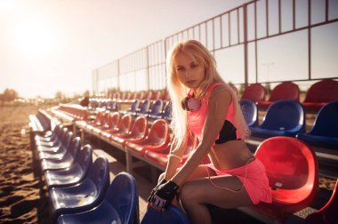 Sonra yoğun Voleybol oyunu, yaz arka plan dinlenme Sahilde oturmuş çekici kadın runner