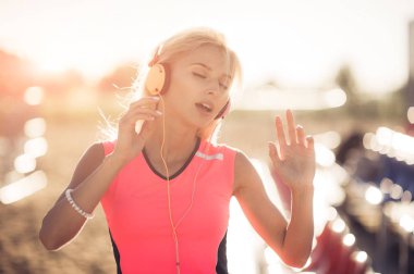 Genç kadın müzik plaj keyfi