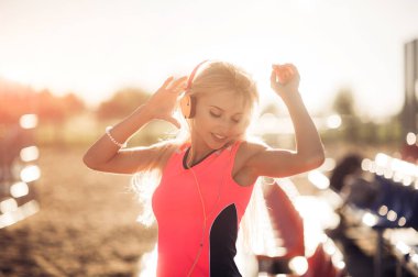 Genç kadın müzik plaj keyfi