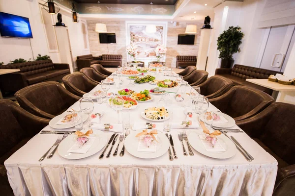 Bellamente organizado evento - mesa de banquete servido listo para los huéspedes —  Fotos de Stock