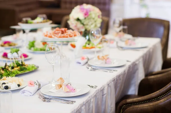 A elegante mesa de jantar no restaurante — Fotografia de Stock