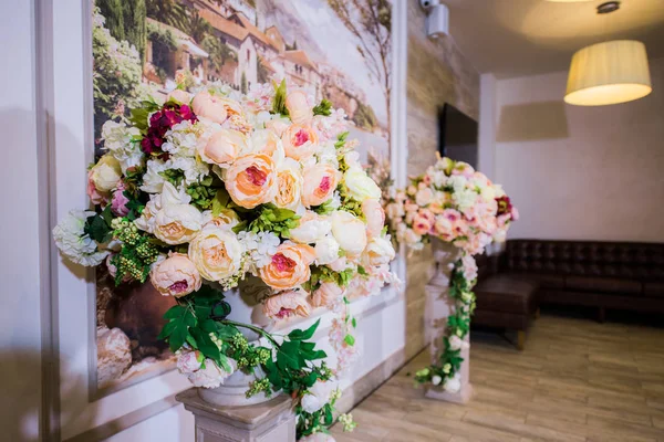 Belas decorações de flor em restaurante em casamento — Fotografia de Stock