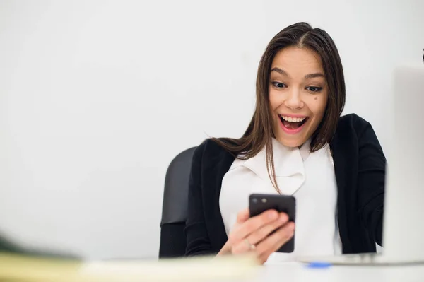 Szczęśliwy zaskakujące kobieta patrząc w telefon komórkowy i czytanie wiadomości z otwartymi ustami — Zdjęcie stockowe
