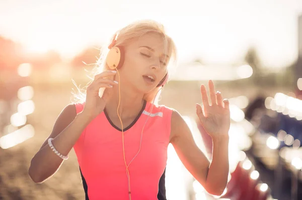 Młoda kobieta korzystających muzyki na plaży — Zdjęcie stockowe