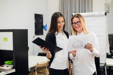 İki güzel genç Yöneticiler bazı belgeleri okuma