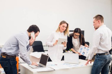 Toplantı odasında çalışan iş adamları.