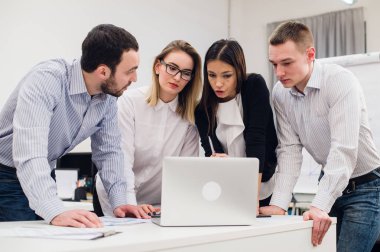 Grup fikirleri tartışmak için Office işçi toplantının