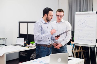 iki beyaz şirket yöneticileri de rahat kıyafet ofisinde bir iş tartışma.