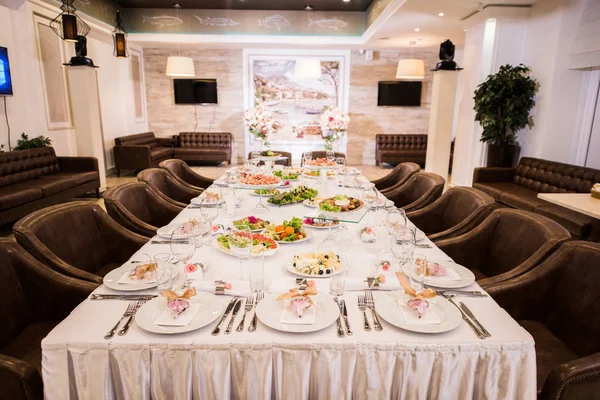 Bellamente organizado evento - mesa de banquete servido listo para los huéspedes —  Fotos de Stock