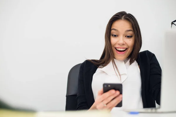 Szczęśliwy zaskakujące kobieta patrząc w telefon komórkowy i czytanie wiadomości z otwartymi ustami — Zdjęcie stockowe