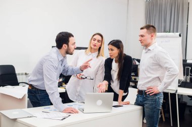 Grup genç arkadaşları büyük iş Decisions.Creative Ekip Tartışması kurumsal yapma kavramı Modern Office.Startup fikir tanıtımı pazarlama iş.