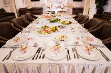 Restoran zarif yemek masasında