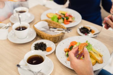Yemek keyfi masada oturan ailenin yakın çekim