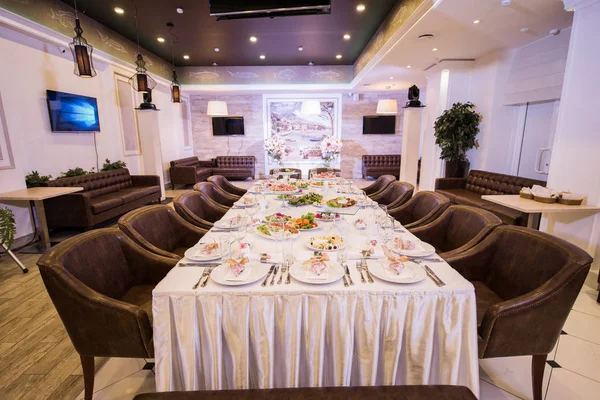 Bellamente organizado evento - mesa de banquete servido listo para los huéspedes —  Fotos de Stock