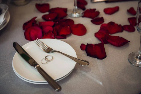 Fijación de mesa festiva para el Día de San Valentín sobre fondo claro —  Fotos de Stock