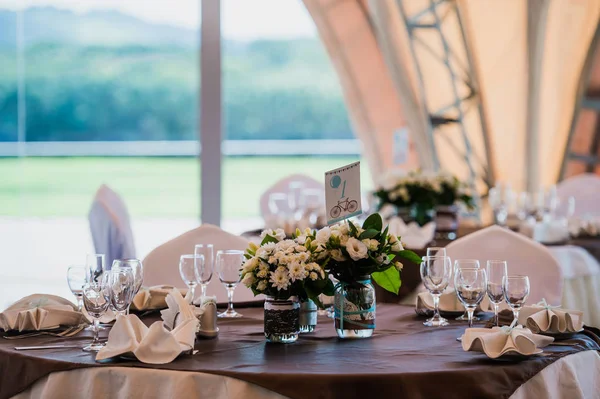 Lindas flores na mesa de casamento — Fotografia de Stock