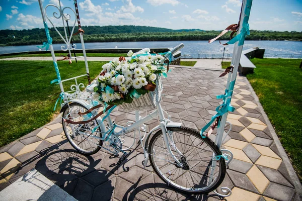 Flor bicicleta decorada na cerimônia de registro do casamento — Fotografia de Stock