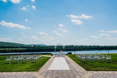 Düğün kayıt beyaz tahta sandalyede