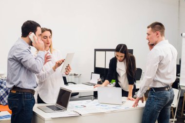 Toplantı odasında çalışan iş adamları.