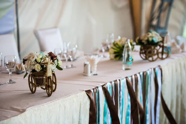 Bicicleta de vime pequena com cesta e flores como parte de decorações de casamento — Fotografia de Stock