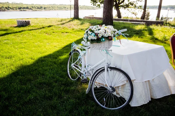 Flor bicicleta decorada na cerimônia de registro do casamento — Fotografia de Stock